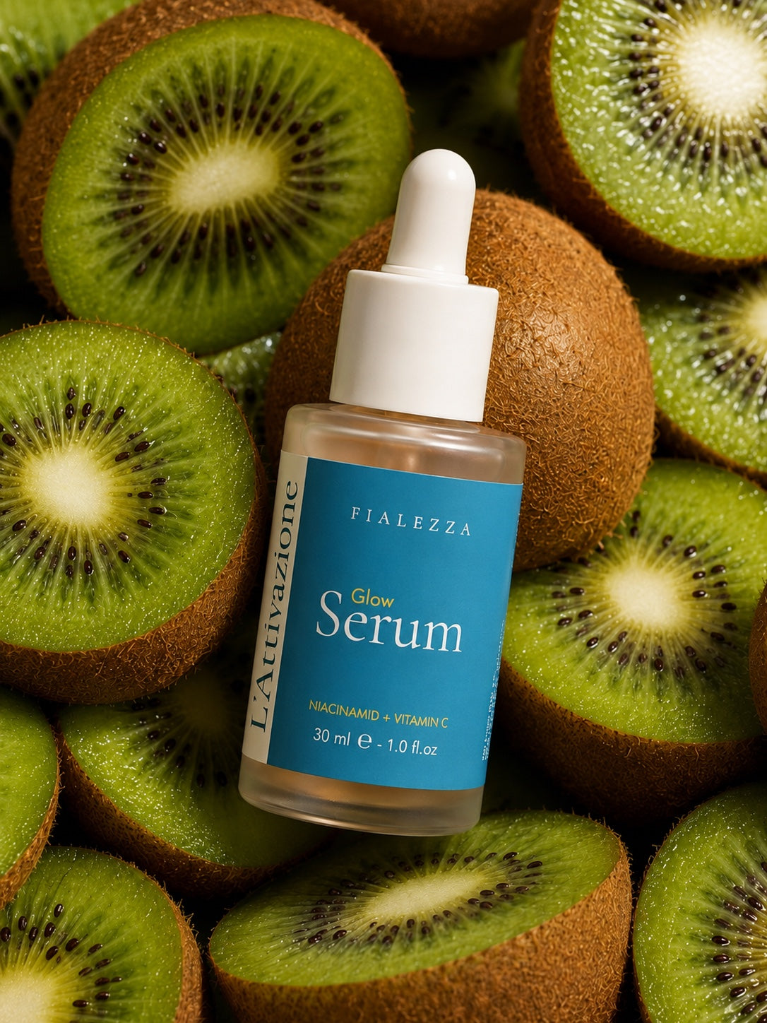 Fialezza Glow Serum auf aufgeschnittenen Kiwis