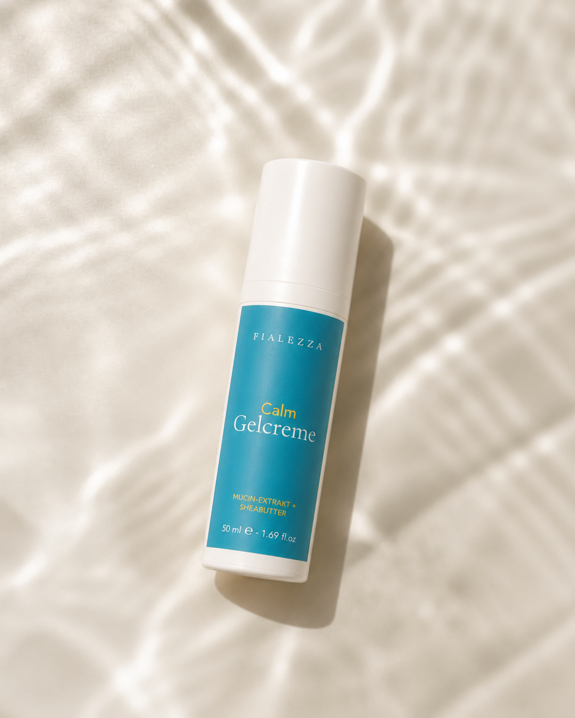 Fialezza Calm Gelcreme auf hellem Grund, umspielt von den Lichtreflexen bewegten Wassers