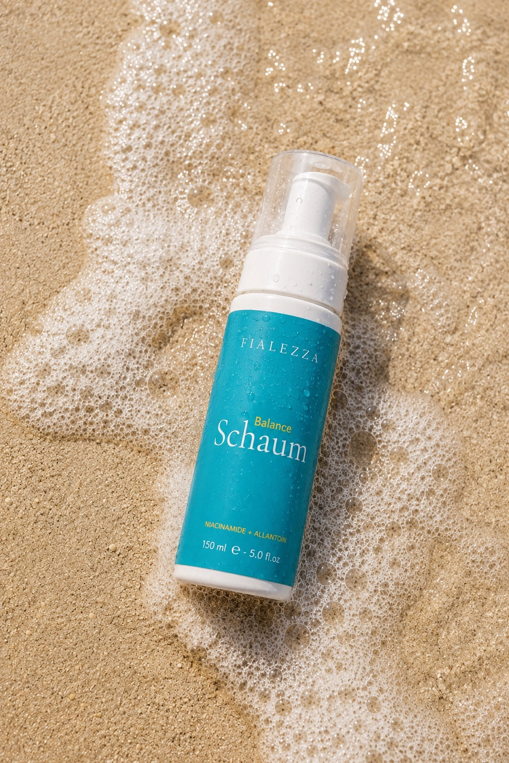 Fialezza Balance Schaum im auslaufenden Meerschaum auf hellem Sand