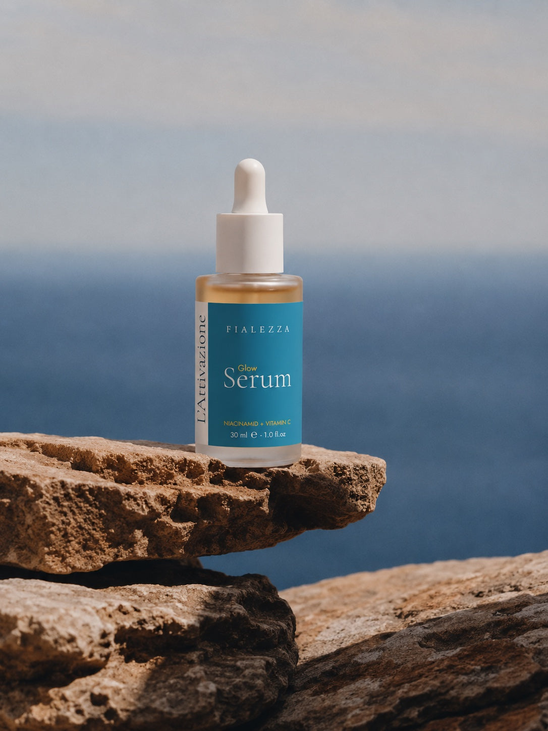 Fialezza Glow Serum auf mediterranem Fels vor dem Meer
